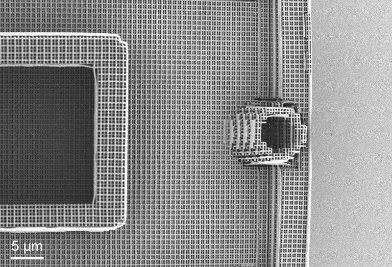 A closer look of the 3D-printed Benchy shows the woodpile photonic crystals from the top