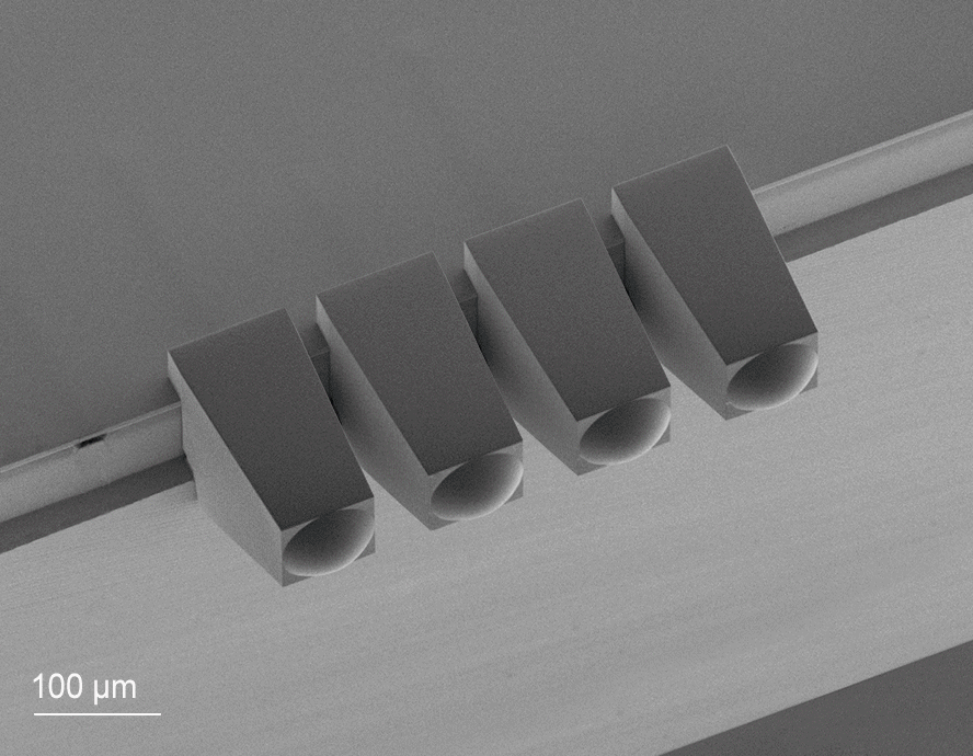 Mode field shaping microoptics aligned and printed with nanometer precision onto the edge of a photonic chip using Quantum X align. 