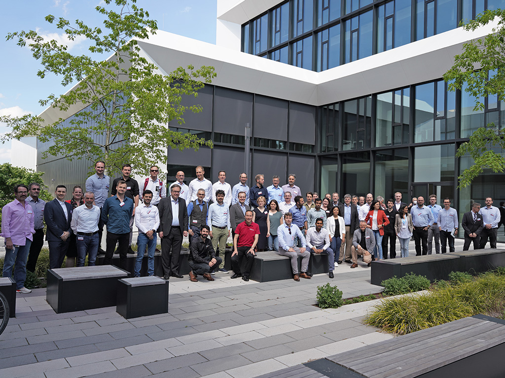 Mehr als 50 Expertinnen und Experten sowie Vertreterinnen und Vertreter der europäischen Mikrooptik- und Photonikindustrie trafen sich am Nanoscribe-Hauptsitz für zwei spannende Konferenztage.