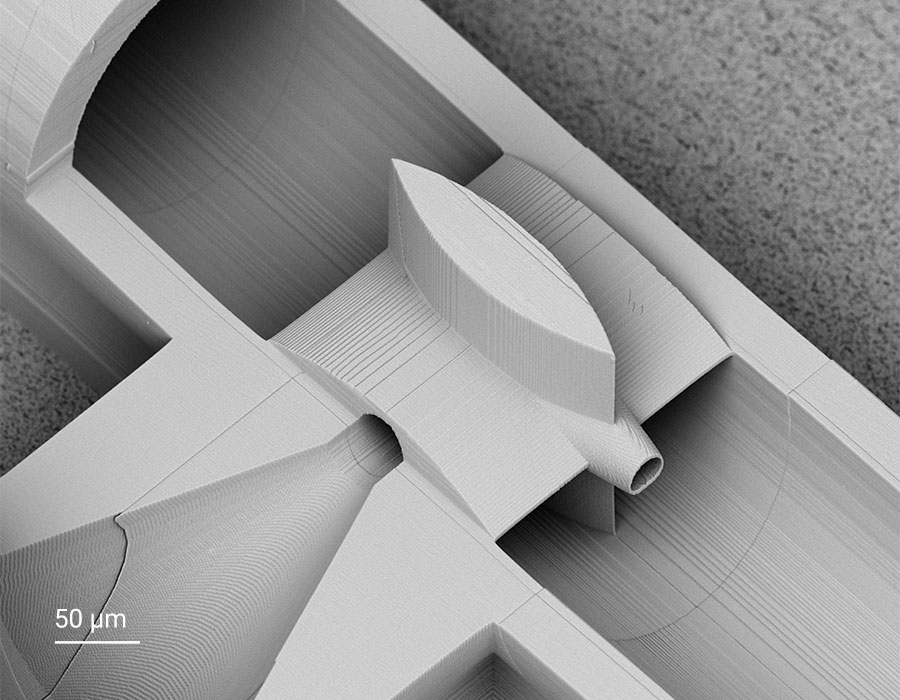 Zoom-in SEM image of the injection nozzle at the junction between the main and second lateral channel
