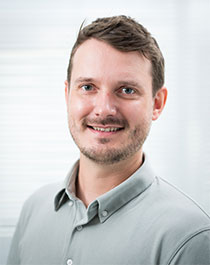 Portrait of Dr. Simon Thiele