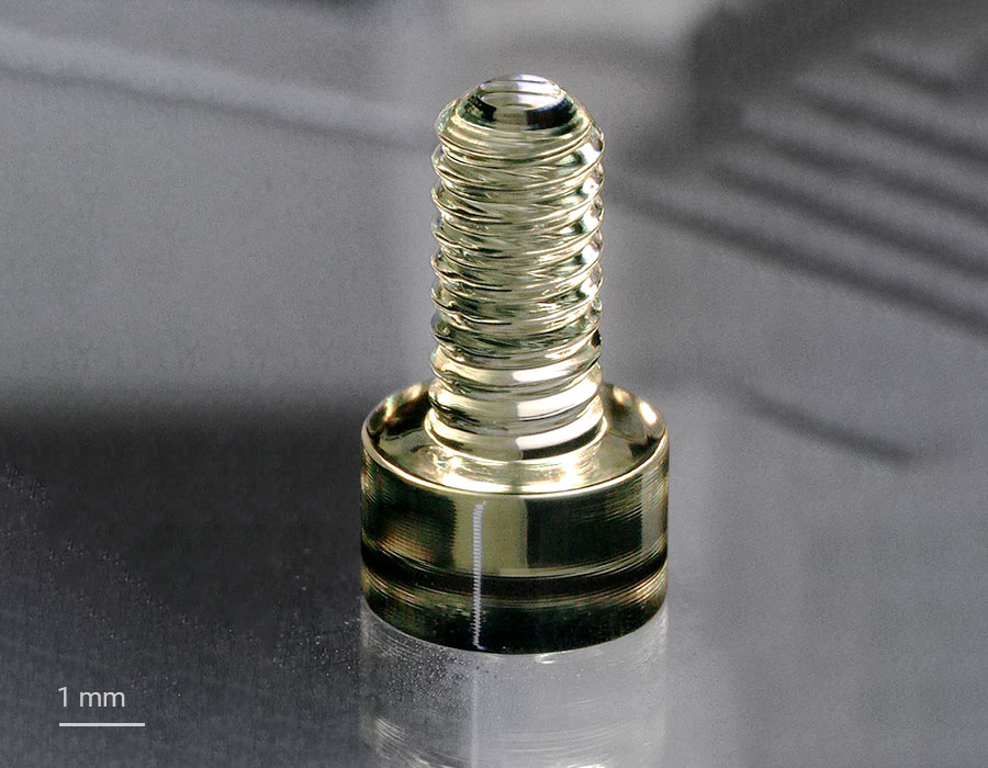 Die 3D-gedruckte Schraube zeigt ein formgenaues Objekt mit 6 mm Höhe und 3,8 mm Basisdurchmesser. IPX-M eignet sich am besten für den 3D-Druck komplexer Formen mit hoher Formgenauigkeit und großen Volumina bis in den Zentimeterbereich.