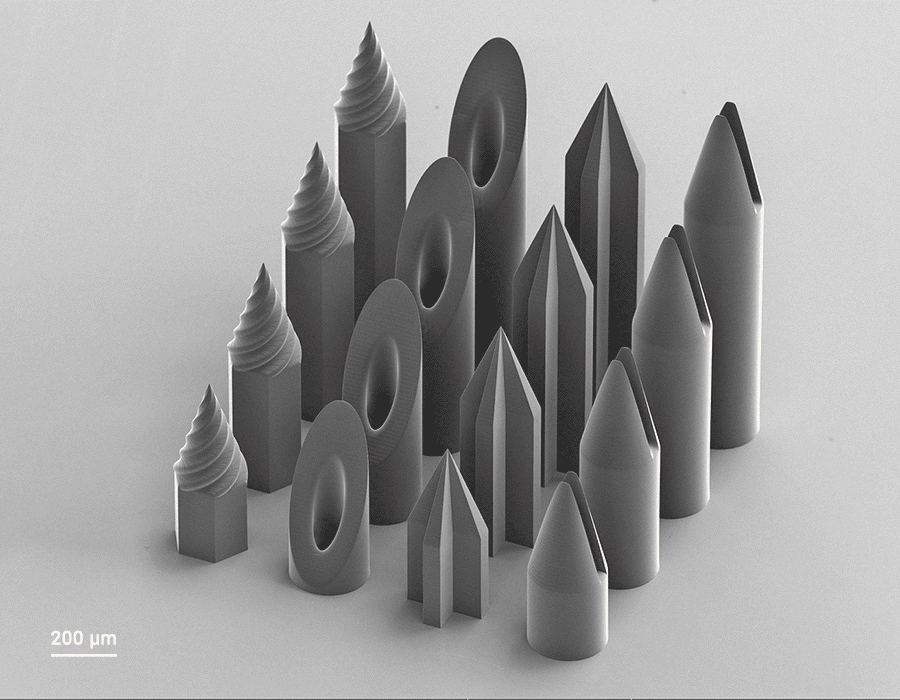 这些3D打印微针分为实心和空心针，高度从600到1200μm不等，形状和尖端各不相同。