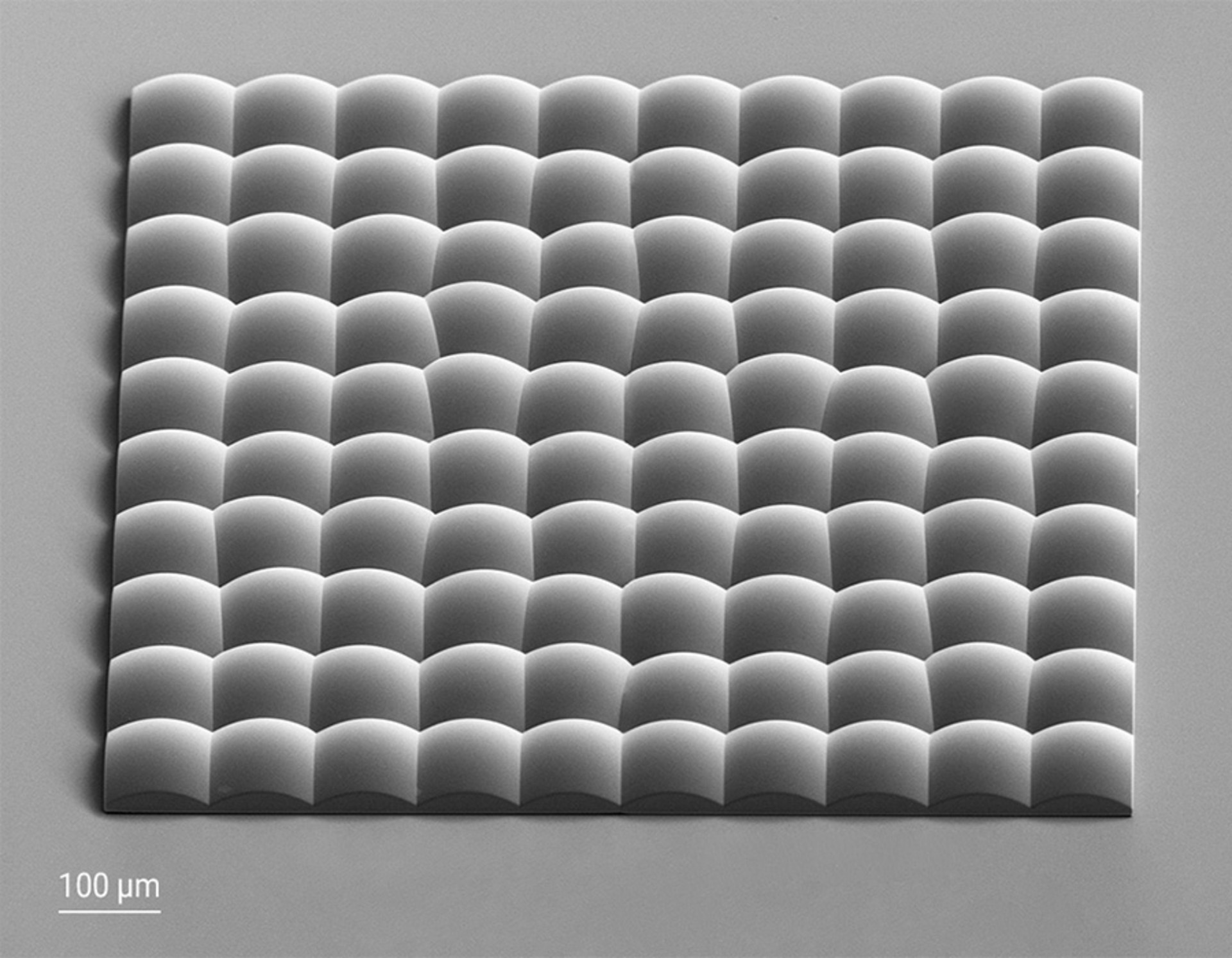 Densely packed microoptics in a random microlens array