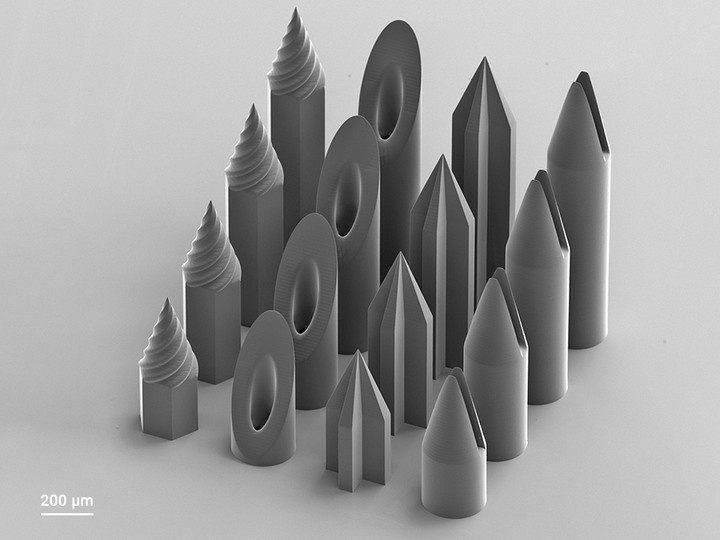 3D-gedruckten Nadeln zeigen Massiv- und Hohlnadeln mit unterschiedlichen Höhen von 600 bis 1.200 µm