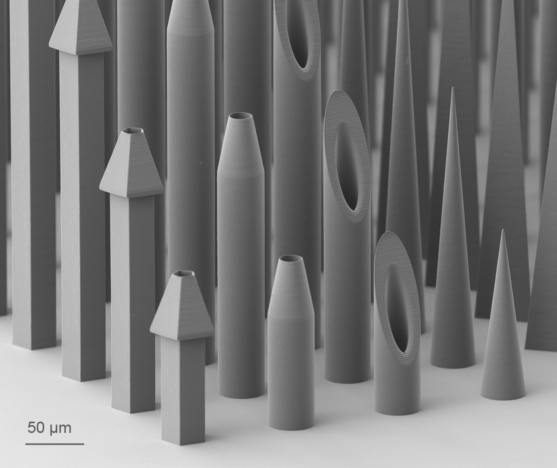 图示中的3D打印微针可应用于众多潜在的生物医学应用，如微流体装置，药物输送载体，微型机器人，生物传感器和亚微米图案等