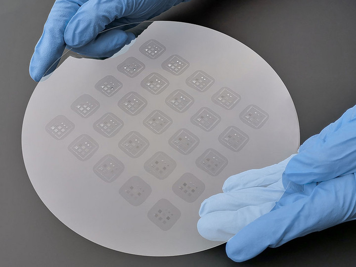通过UV-NIL技术在8英寸硅片上制作微透镜阵列