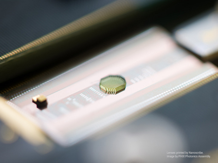 在光栅耦合器上实现纳米级精确对准打印微透镜阵列