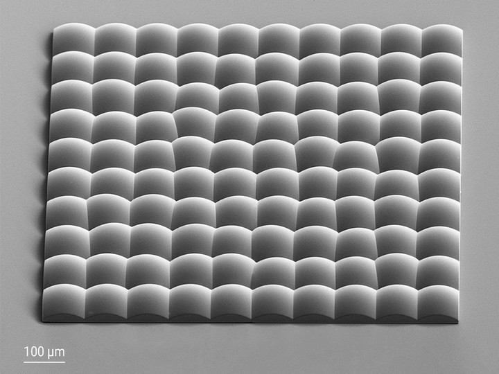 Densely packed microoptics in a random microlens array for diffuser applications