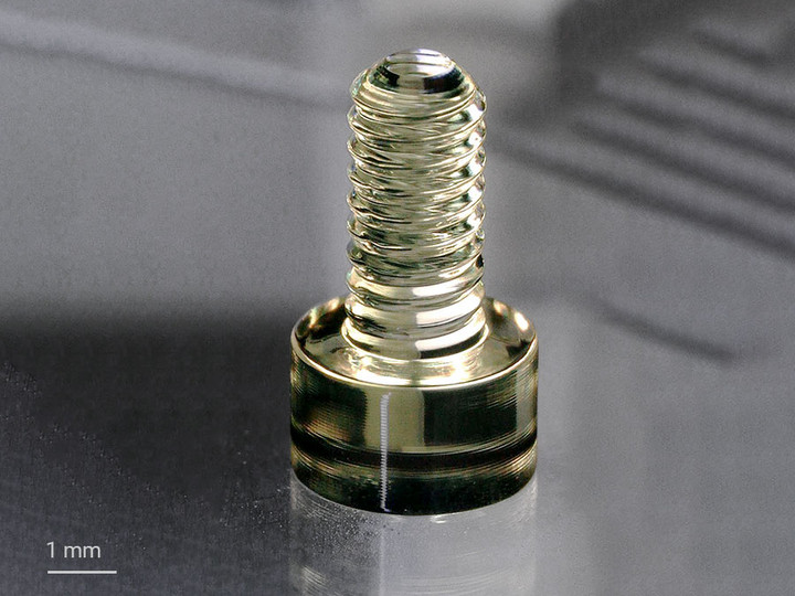 Die 3D-gedruckte Schraube zeigt ein formgenaues Objekt mit einer Höhe von 6 mm und einem Basisdurchmesser von 3,8 mm