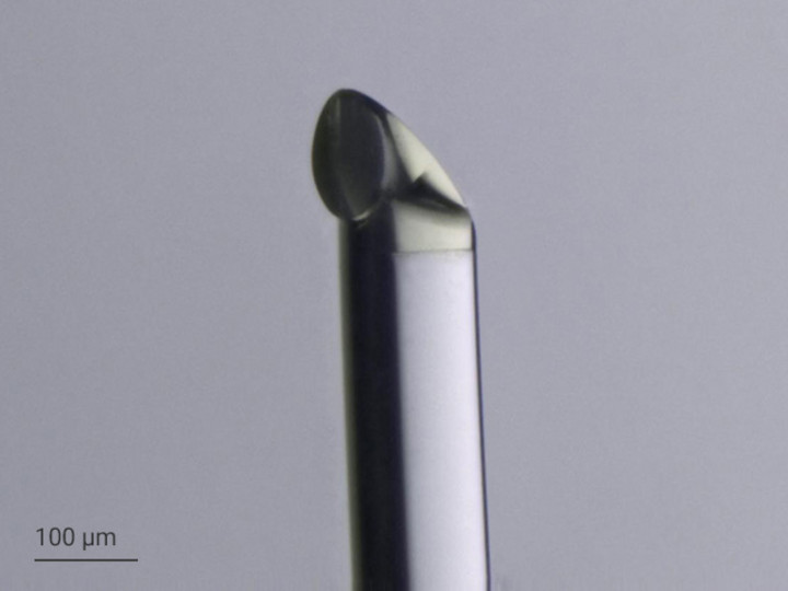 3D-printed freeform total internal reflection mirror on the tip of a no-core fiber