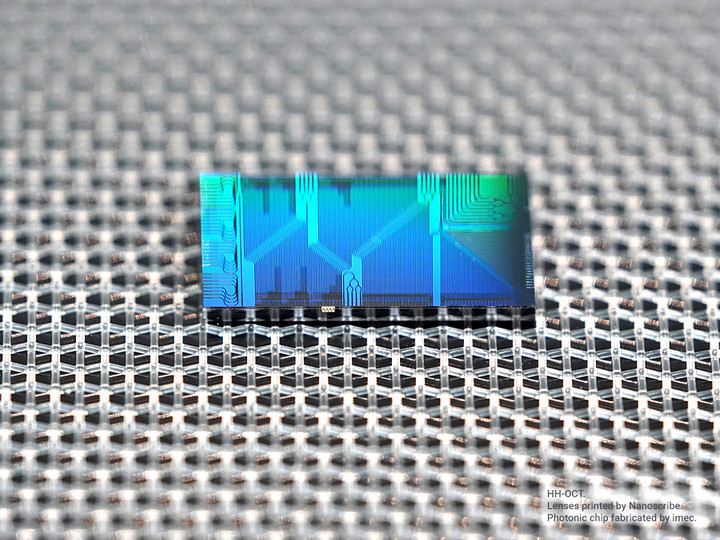 Free space microoptical coupling elements printed with nanoprecision alignment on the facet of a photonic chip.