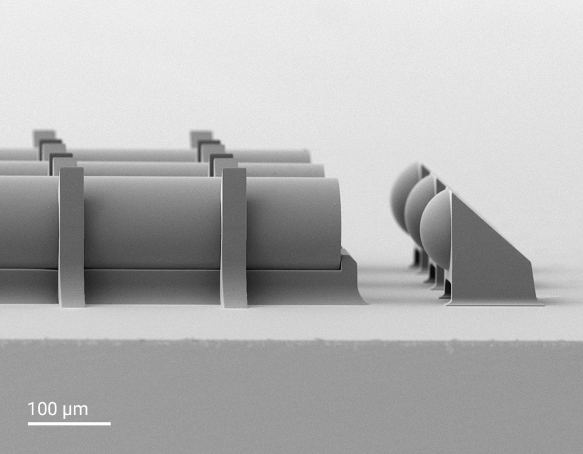 On-chip 3D-printed fiber clamps and periscopic lenses for fiber-to-chip coupling