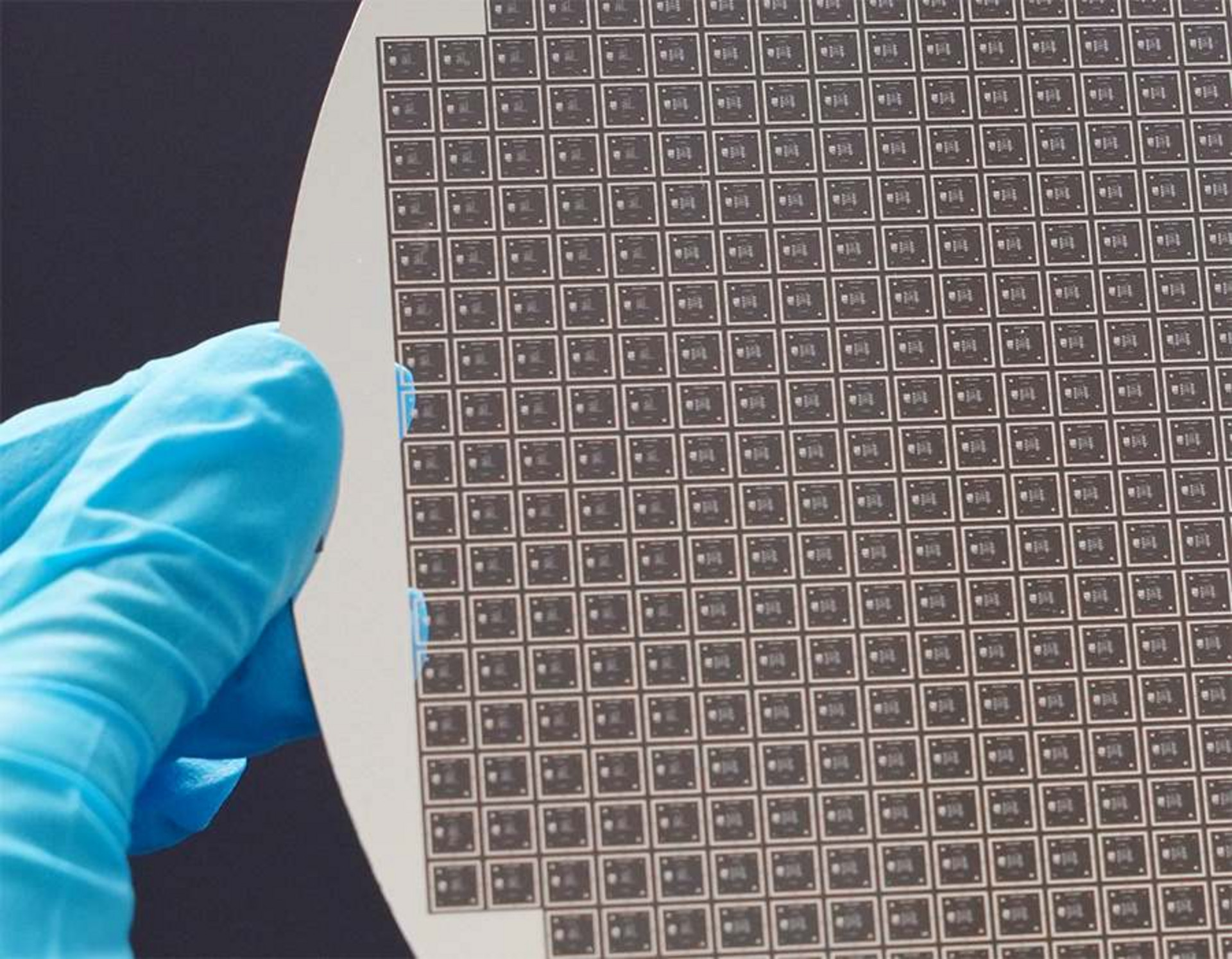 The image shows an 8-inch wafer with 7,200 microlenses that were 3D-printed across a 30×30 chip array. This approach enables the manufacturing of wafer- and chip-level photonics.