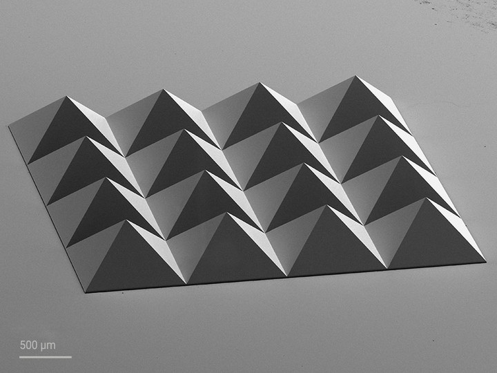 micropyramid array printed with 2GL and IPX-S