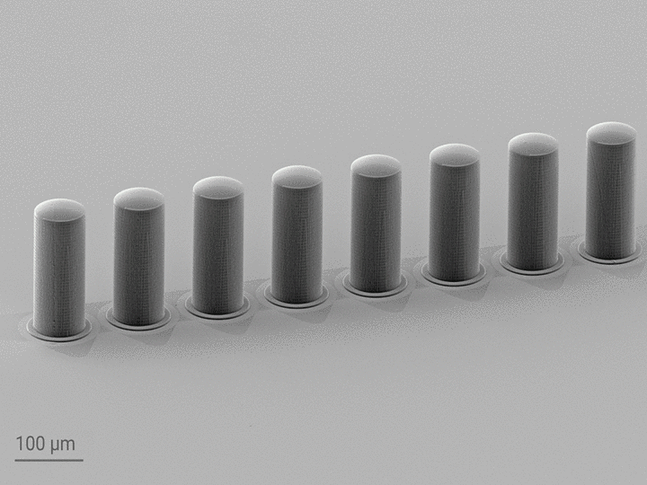 Animated GIF of a 8 microlenses printed on the facet of a V-groove fiber array, precisely aligned with the optical axes.