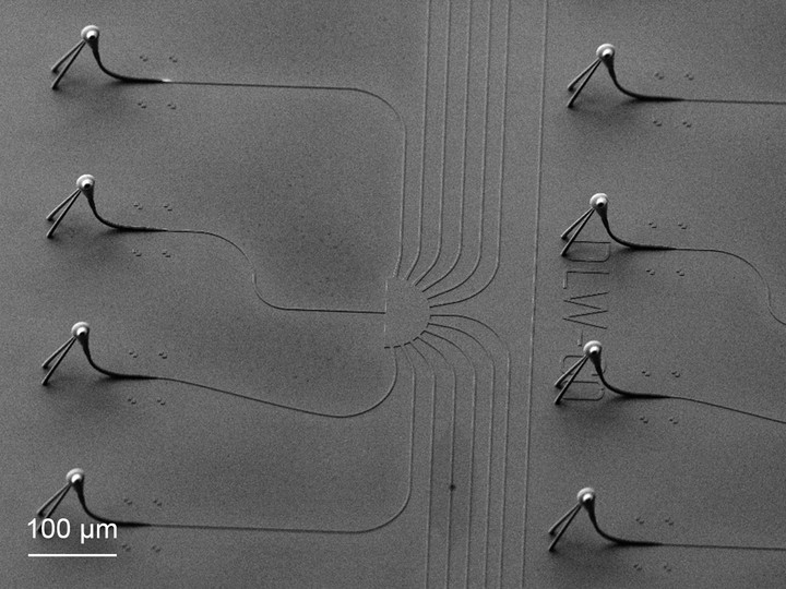 Skalierbare Herstellung von 3D-Kopplern auf einem photonischen Chip.