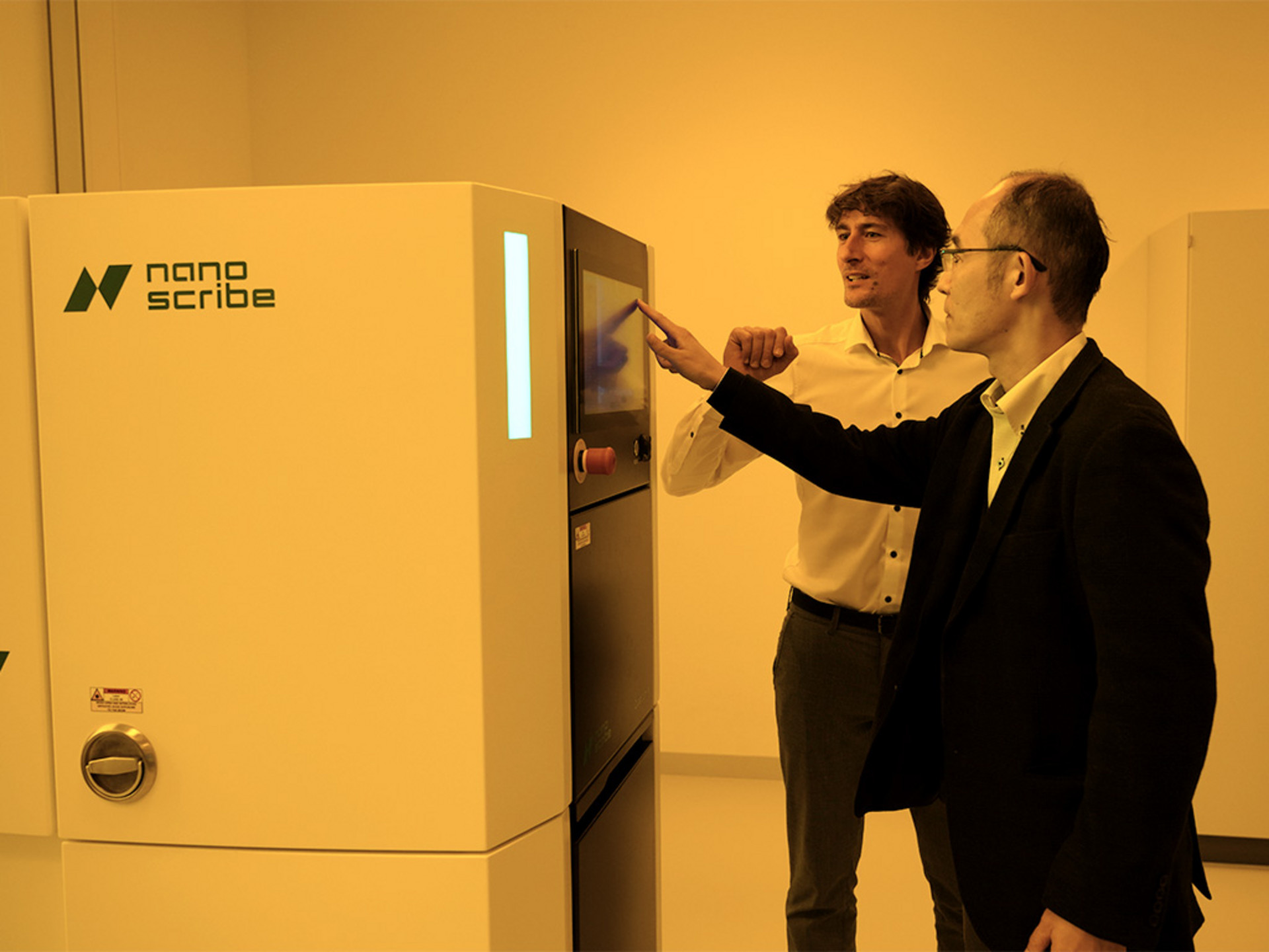 Prof. Maruo receives a demo at our Quantum X system