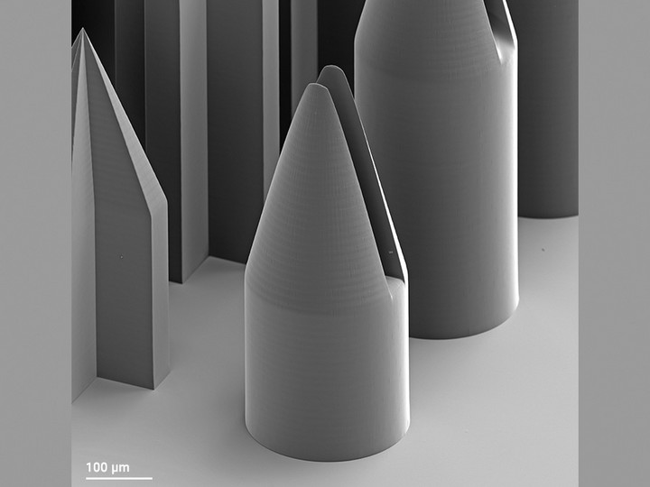 这个特写图像展示了通过基于双光子聚合的3D打印制造的微针尖端的最精细细节。