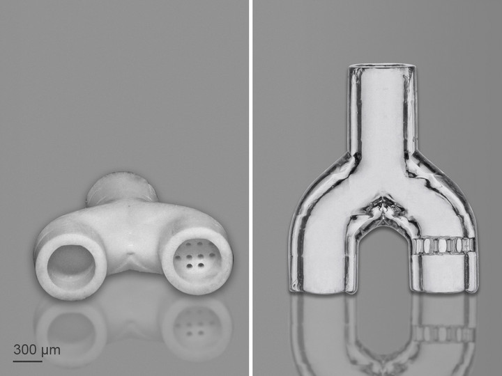 Grünling eines 3D-gedruckten Y-Verbindungsstücks mit integriertem Filter (links) und das finale Glasteil nach dem Sinterverfahren (rechts).