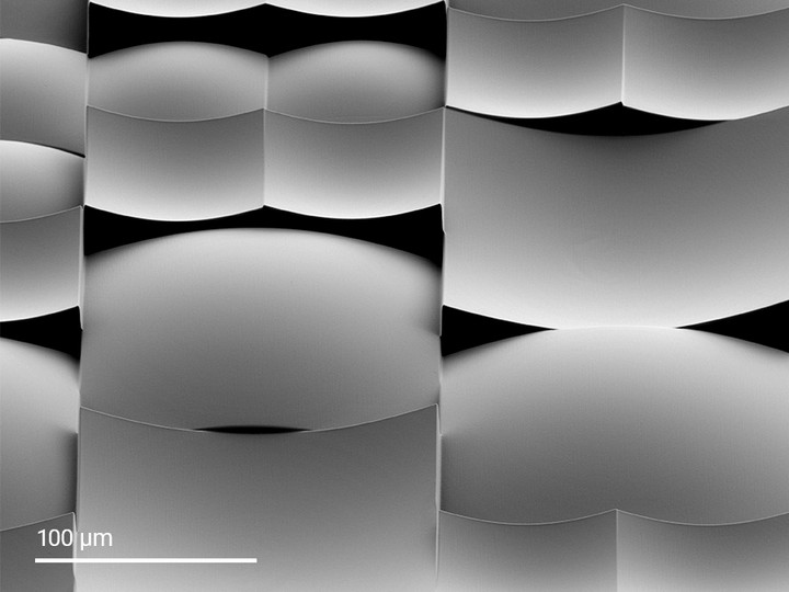 Random microlens array with convex and concave lenses printed by Quantum X litho